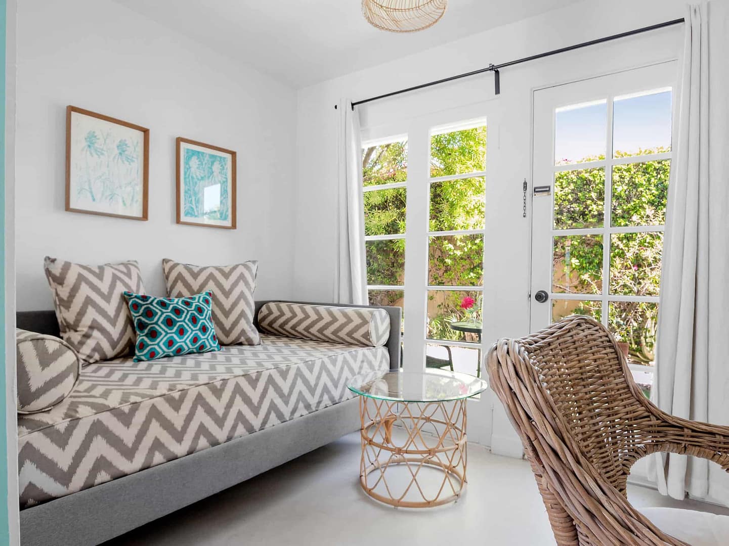 SOS Comfortable room with scenic views