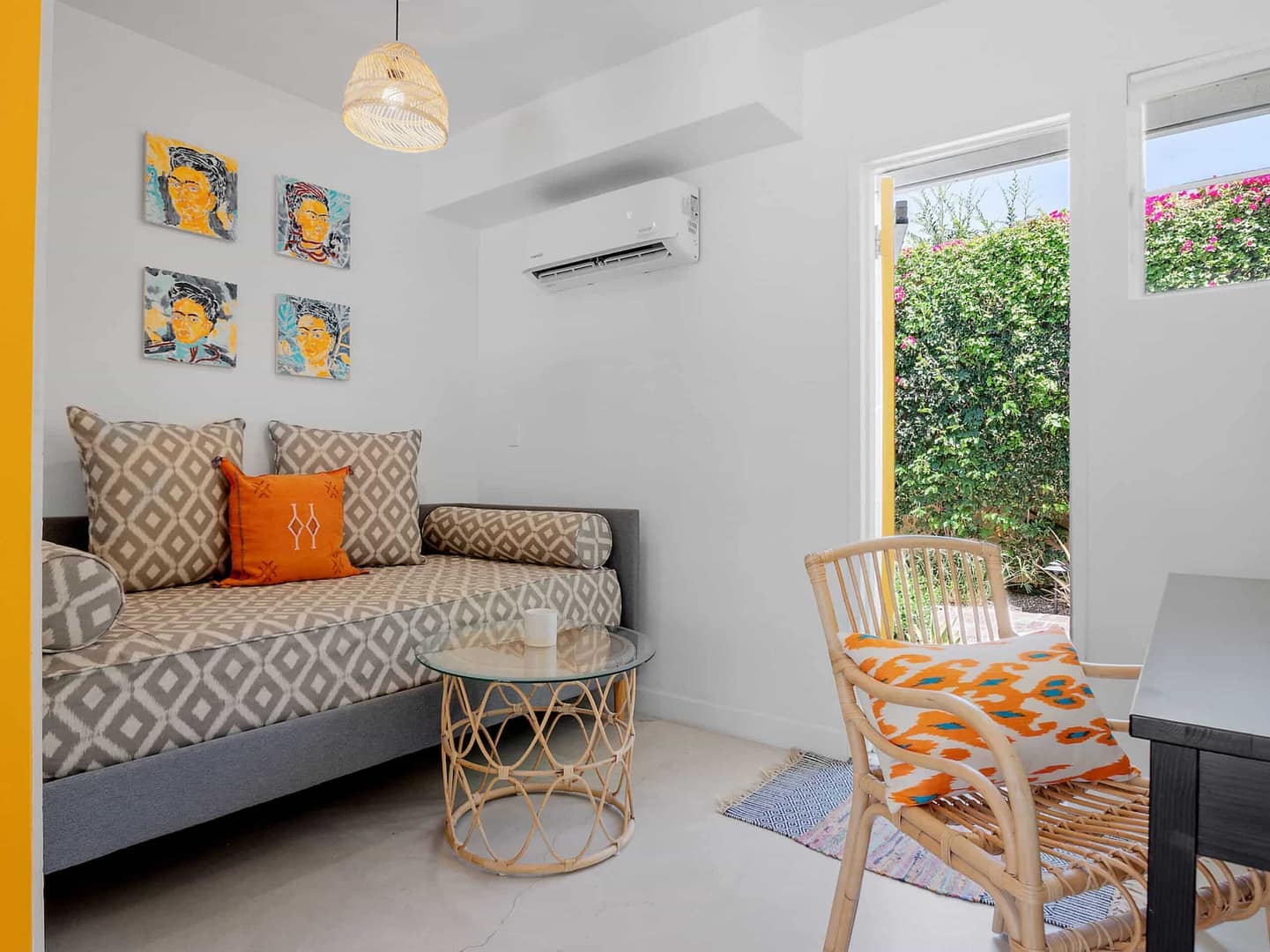 Trendy Rom with modern furniture