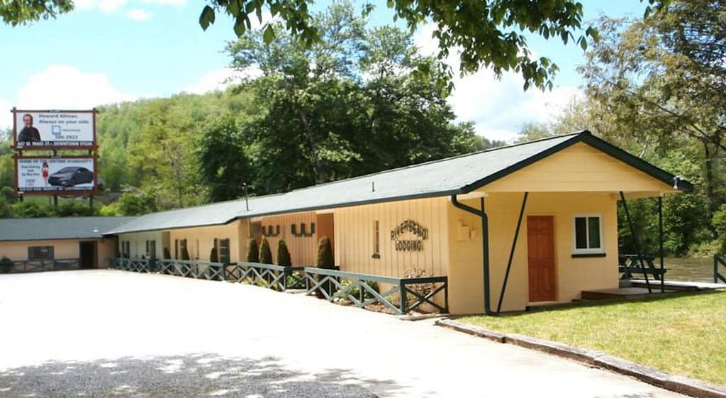 Where to Stay for Tubing in Deep Creek: 10 Best 2026 19 Riverbend Lodging (Best Tuckasegee River Motel Value)