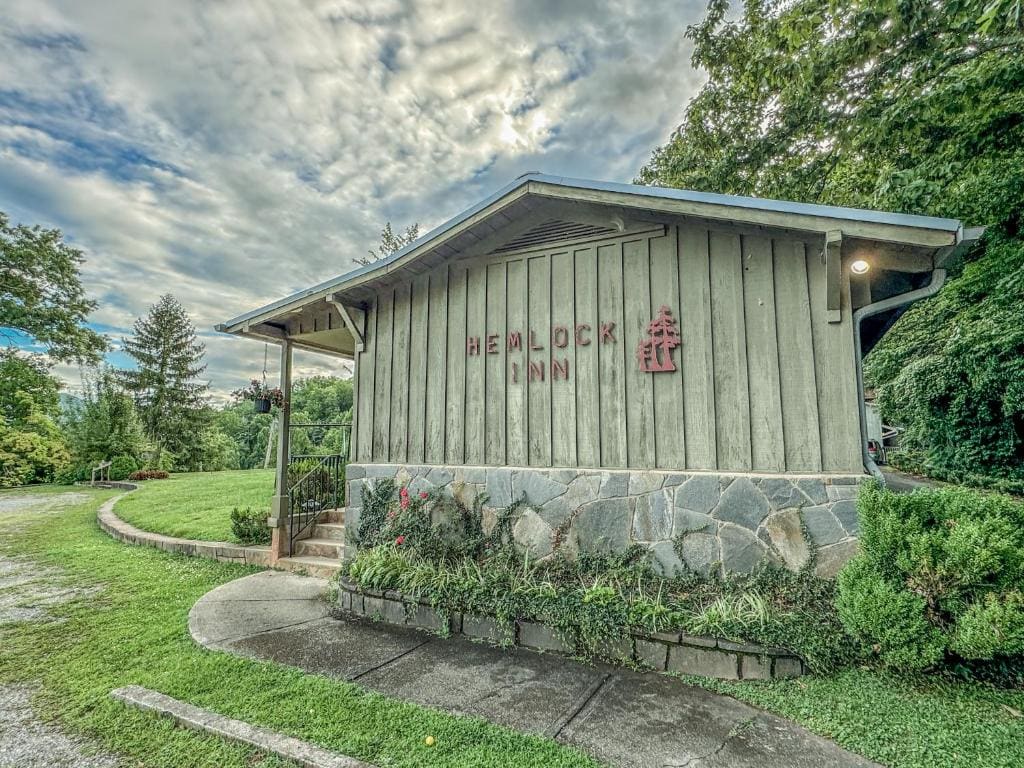 Best Places to Stay Near Deep Creek Trail: 10 Picks 2026 8 Hemlock Inn, Bryson City, NC (Best for Full Immersion, No Screens)
