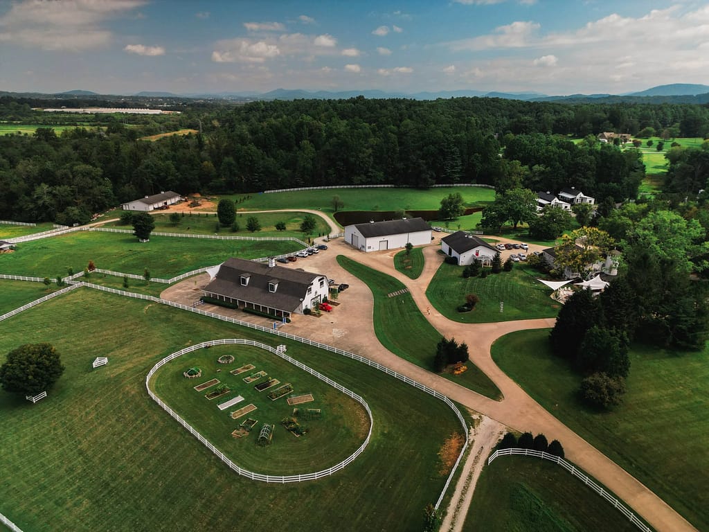 Top Secluded Stay in Hendersonville: The Horse Shoe Farm
