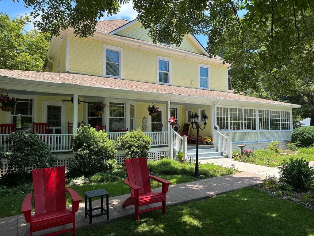 Best Historic B&B Stay in Black Mountain: Red Rocker Inn