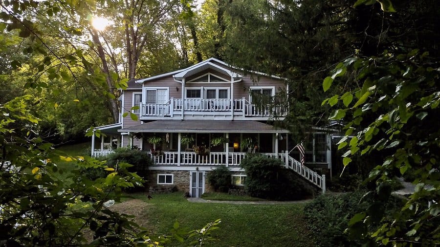 Best Places to Stay Near Deep Creek Trail: 10 Picks 2026 6 Folkestone Inn, Bryson City, NC (Closest B&B to the Trailhead)
