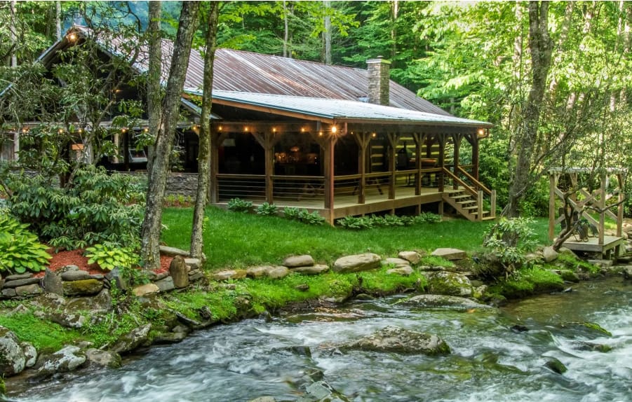Yurt Stays Near Bryson City NC: 7 Epic Glamping Picks (2026) 4 Cherokee Mountain Cabins – Yurt-Style Comfort With Cabin Luxury